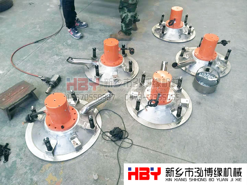 浙江嘉興的王經(jīng)理生產(chǎn)的5臺(tái)HBY-GP600型高頻篩正在安裝，預(yù)計(jì)明天才能發(fā)貨